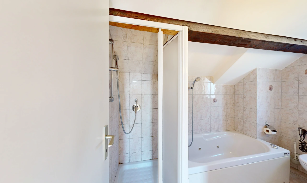 salle de bains avec douche, salle de bain complète, bain, et inside property