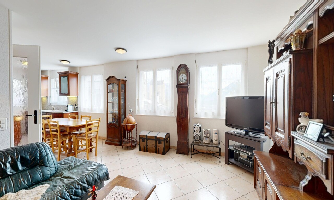salon / salle à manger avec télévision, light floor, inside property, tile floor, et sol en carrelage