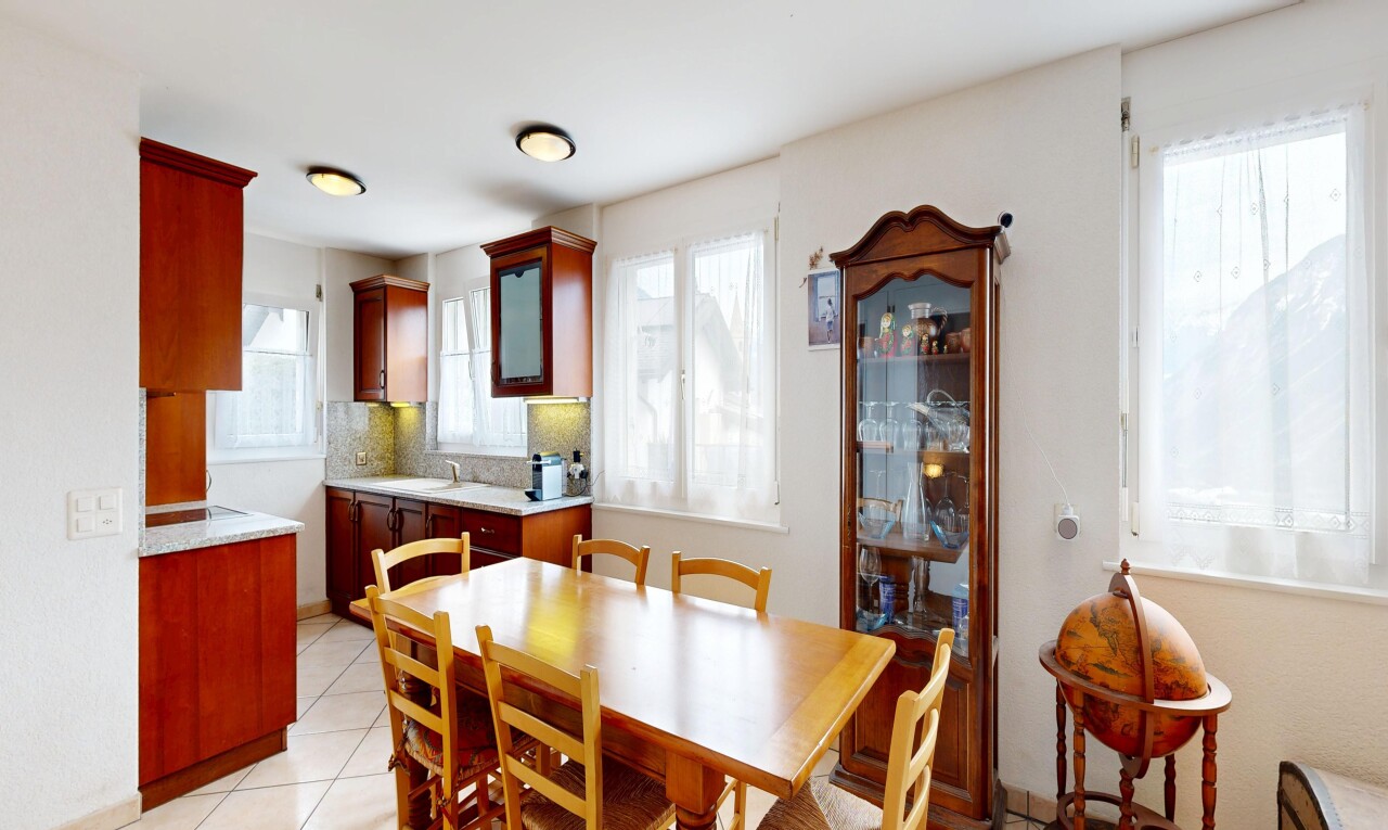 salle à manger avec light floor, inside property, sol en carrelage, tile floor, et lumière naturelle
