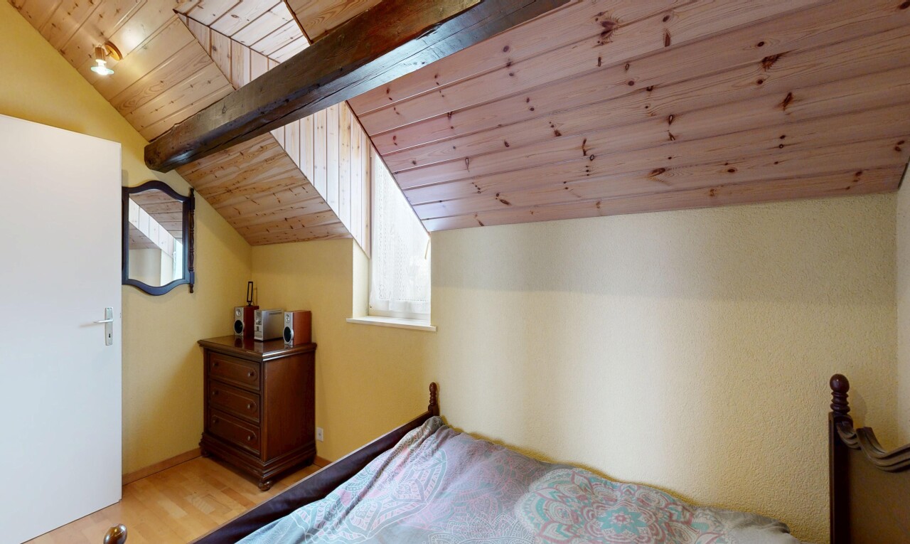 chambre avec vaulted ceiling, plafond voûté, wood ceiling, plafond en bois, et inside property