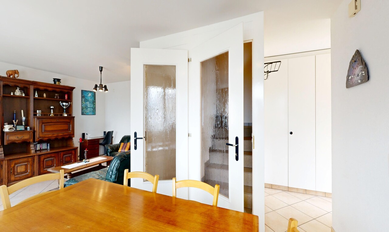 salle à manger avec inside property, cloison sèche, drywall, light floor, et sol en carrelage
