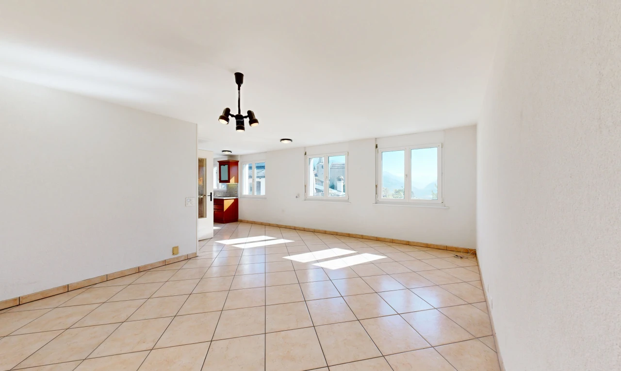 pièce vide avec lumière naturelle, light floor, tile floor, sol en carrelage, et baseboards wall