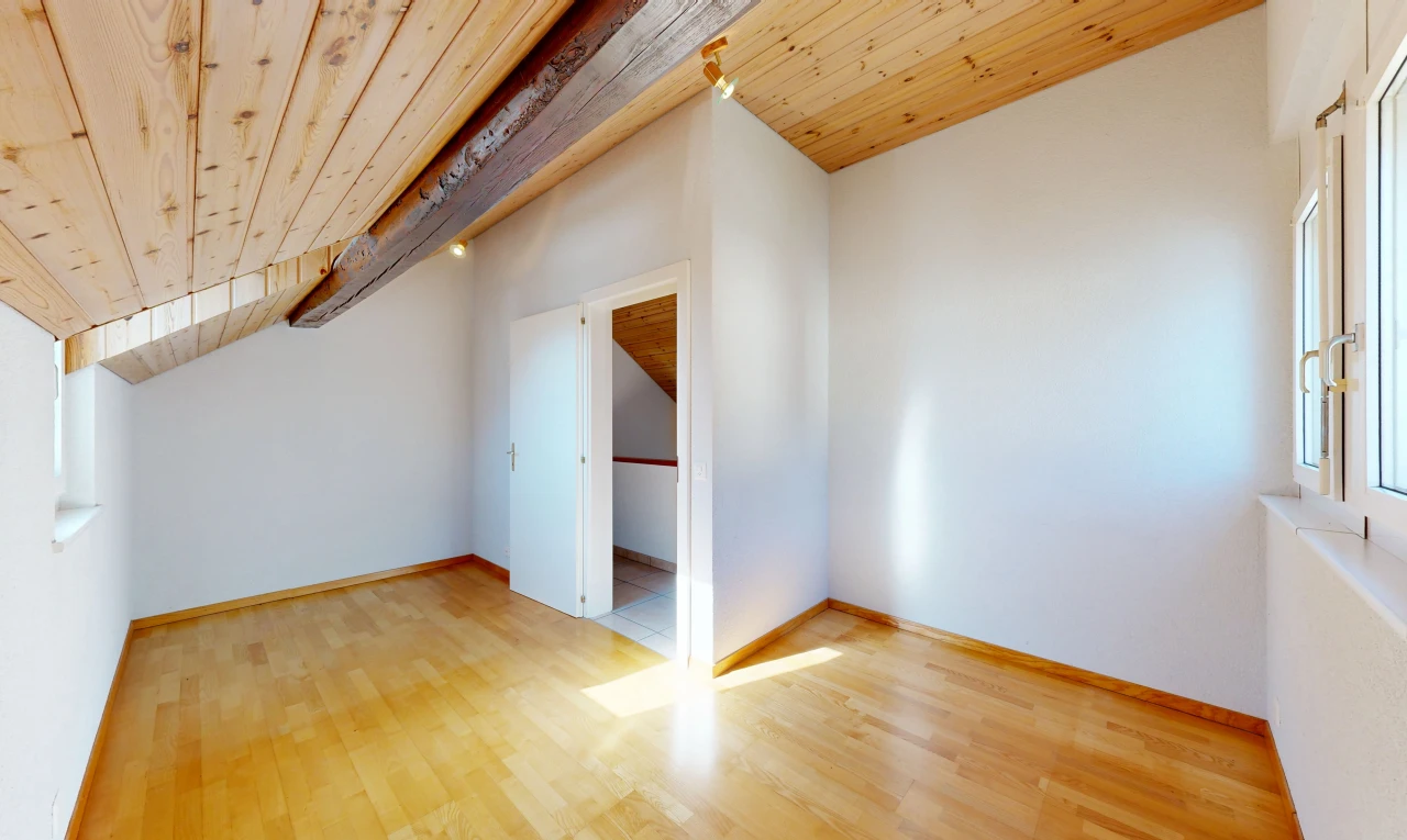 pièce vide avec wood ceiling, plafond en bois, drywall, cloison sèche, et high end ceiling
