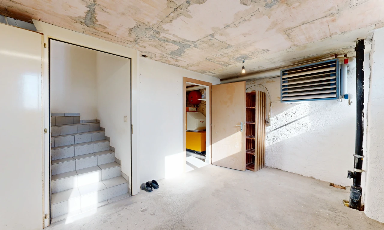 escaliers avec escaliers, sol en béton, concrete floor, other stairs, et inside property