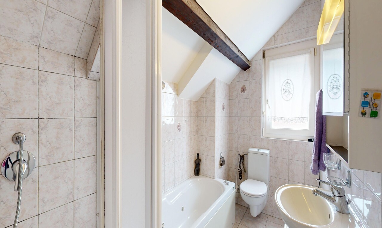 salle de bains avec mur en carrelage, tile wall, miroir, salle de bain complète, et inside property