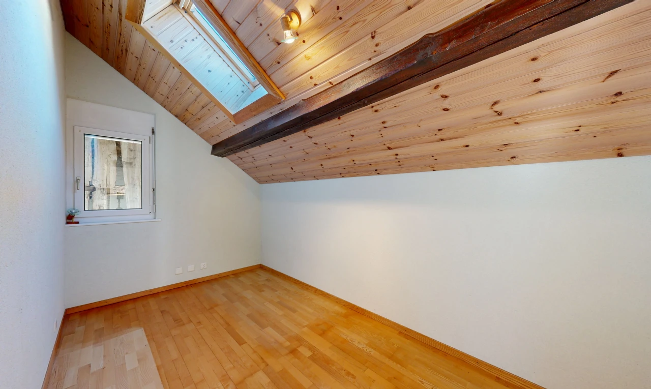 pièce vide avec puits de lumière, wood ceiling, plafond en bois, vaulted ceiling, et plafond voûté