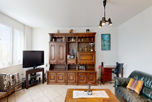 salon avec télévision, inside property, drywall, cloison sèche, et light floor