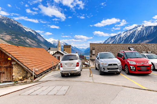 vue sur la montagne avec vue sur la montagne, mountain view, day time, vue sur le parking, et parking lot view