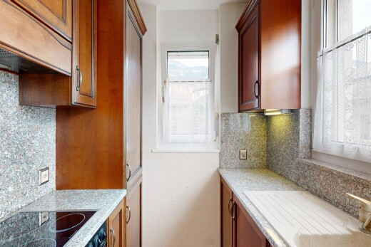 cuisine avec dosseret, backsplash, hotte, light countertops, et plaque de cuisson