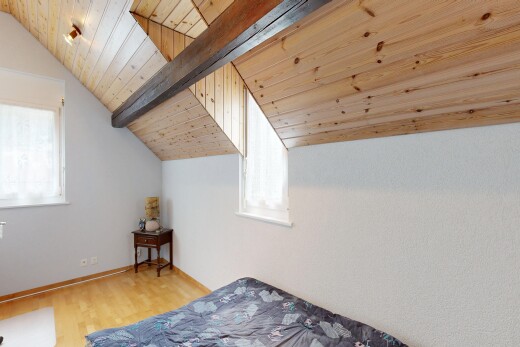 chambre avec plafond en bois, wood ceiling, plafond voûté, vaulted ceiling, et plafond bas
