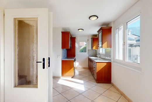cuisine avec light floor, light countertops, plans de travail, lumière naturelle, et drywall