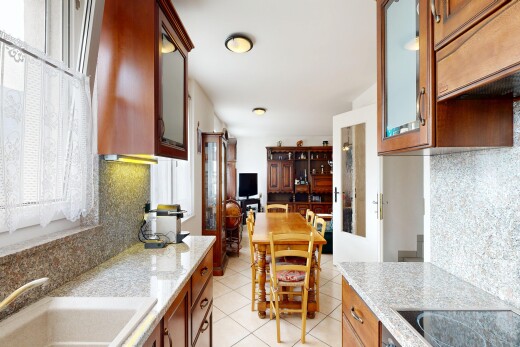 cuisine avec dosseret, backsplash, plans de travail en pierre, stone countertops, et armoires avec insert en verre