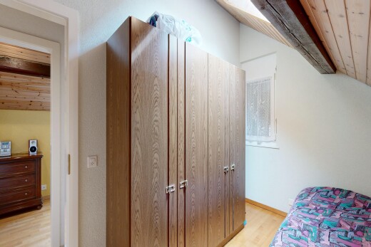 chambre avec inside property, plafond en bois, wood ceiling, sol en finition bois, et wood finish floor
