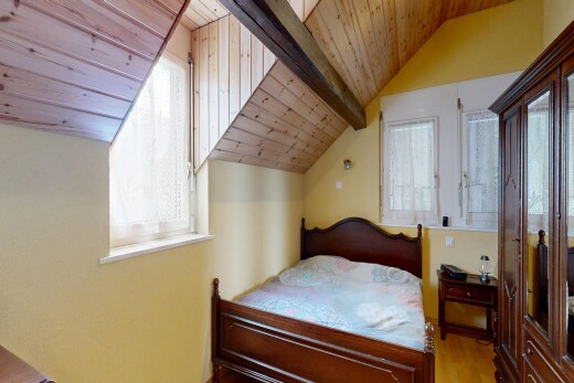 chambre avec plafond voûté, vaulted ceiling, plafond en bois, wood ceiling, et inside property
