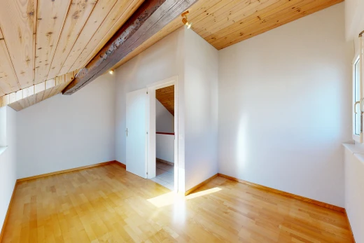 pièce vide avec wood ceiling, plafond en bois, drywall, cloison sèche, et high end ceiling
