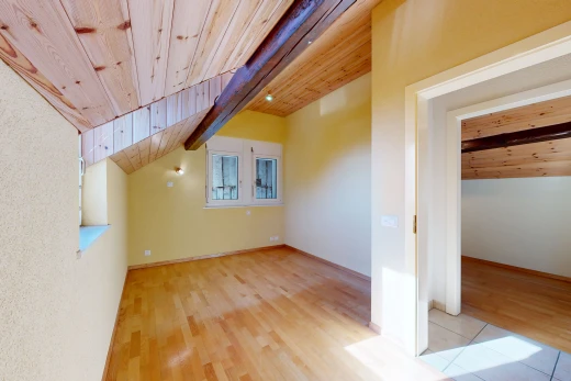 pièce vide avec plafond en bois, wood ceiling, sol en finition bois, wood finish floor, et high end ceiling