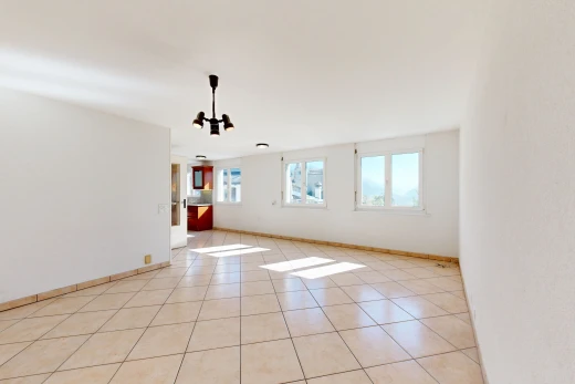pièce vide avec lumière naturelle, light floor, tile floor, sol en carrelage, et baseboards wall