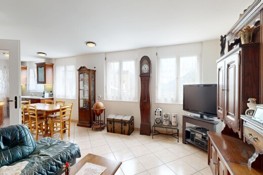 salon / salle à manger avec télévision, light floor, inside property, tile floor, et sol en carrelage