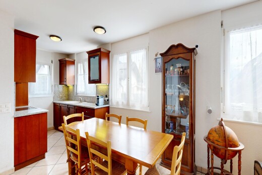 salle à manger avec light floor, inside property, sol en carrelage, tile floor, et lumière naturelle