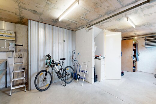 gym avec sol en béton, concrete floor, inside property, plafond en béton, et light floor