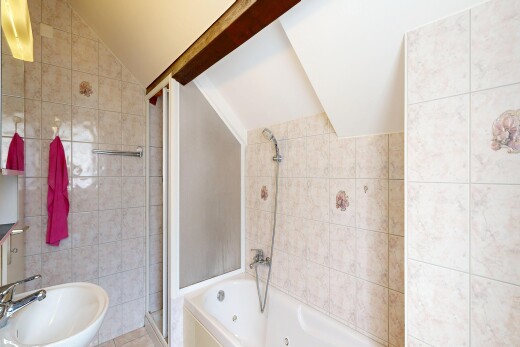salle de bains avec mur en carrelage, tile wall, salle de bain complète, évier, et plafond voûté