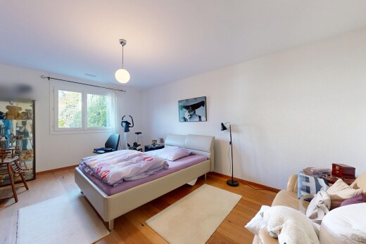 zimmer / schlafzimmer mit holzfußboden, wood finish floor, natürliches licht, natural light, und inside property