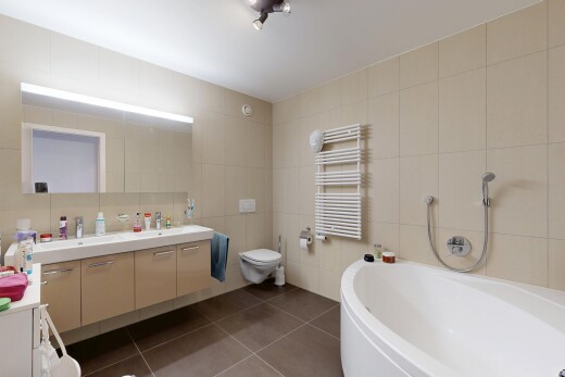 bad mit fliesenwand, tile wall, komplettes badezimmer, bad, und kühler