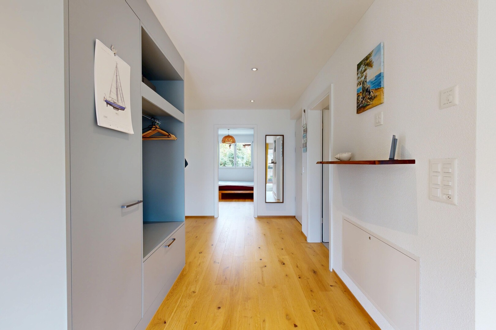 halle / korridor mit holzfußboden, wood finish floor, gipskartonwand, drywall, und inside property