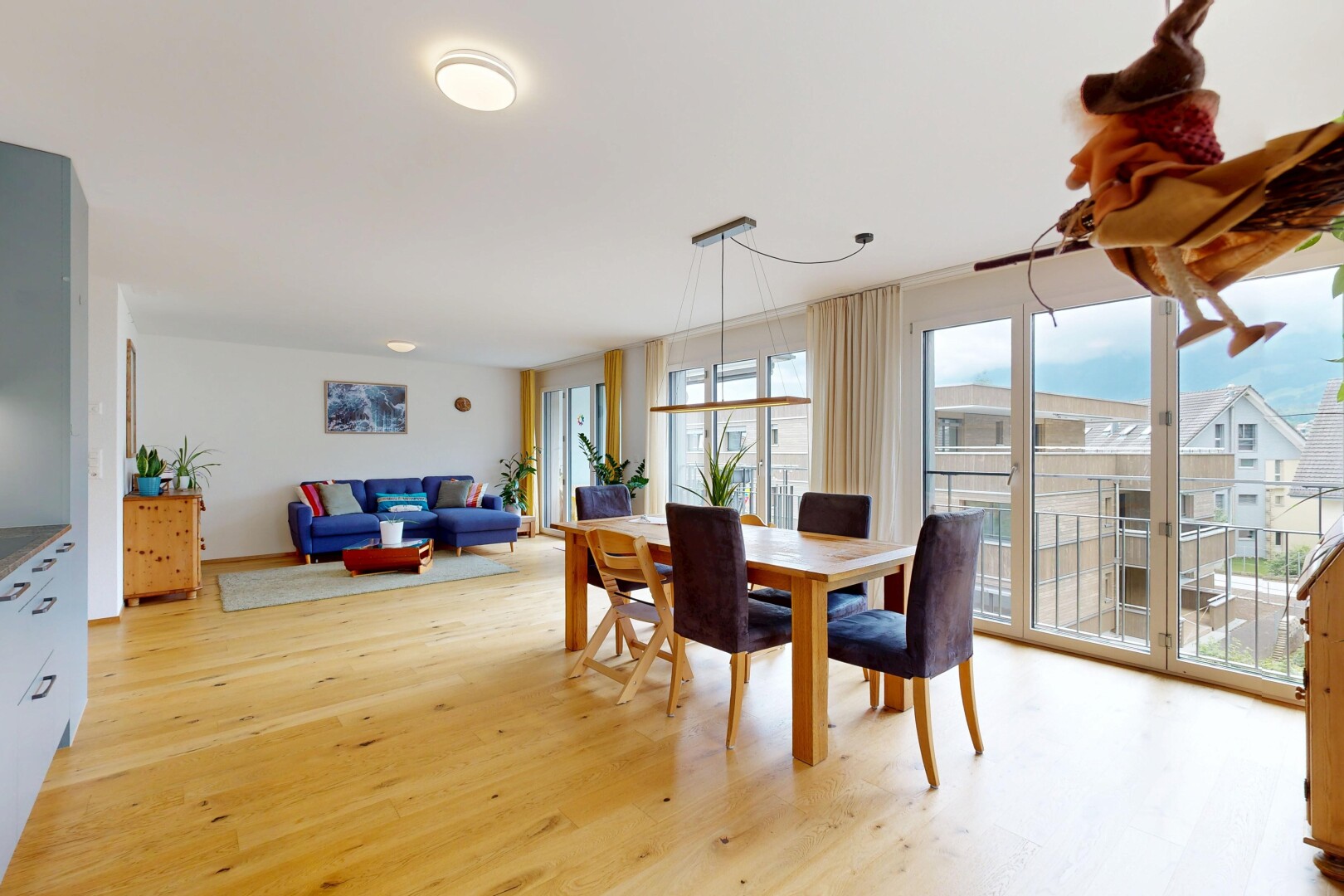 wohn- / esszimmer mit wood finish floor, holzfußboden, inside property, drywall, und gipskartonwand