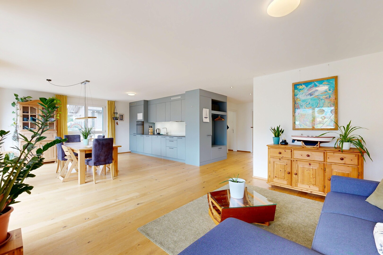 wohn- / esszimmer mit holzfußboden, wood finish floor, natürliches licht, natural light, und inside property