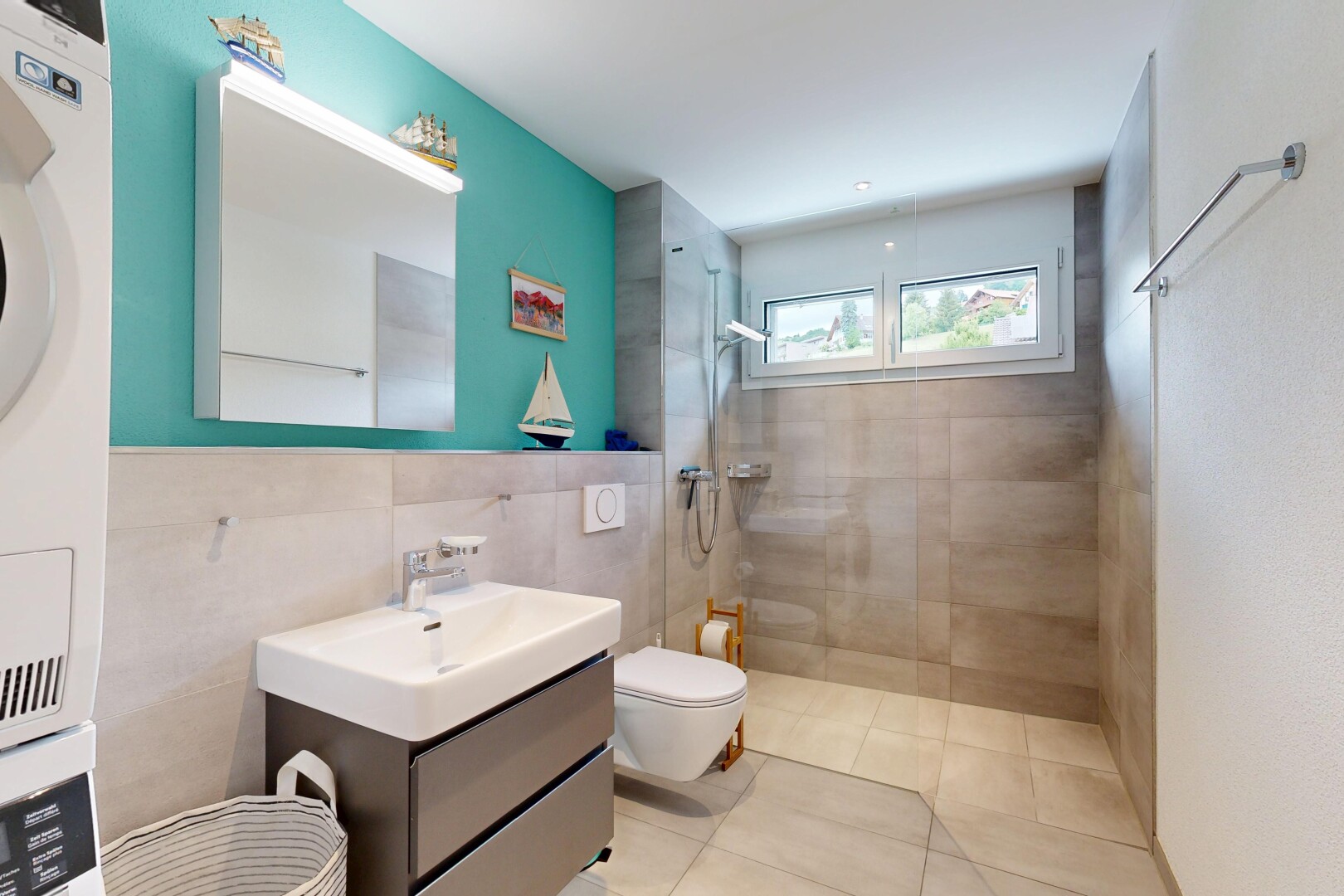 bad mit spiegel, dusche, komplettes badezimmer, schminktisch, und inside property