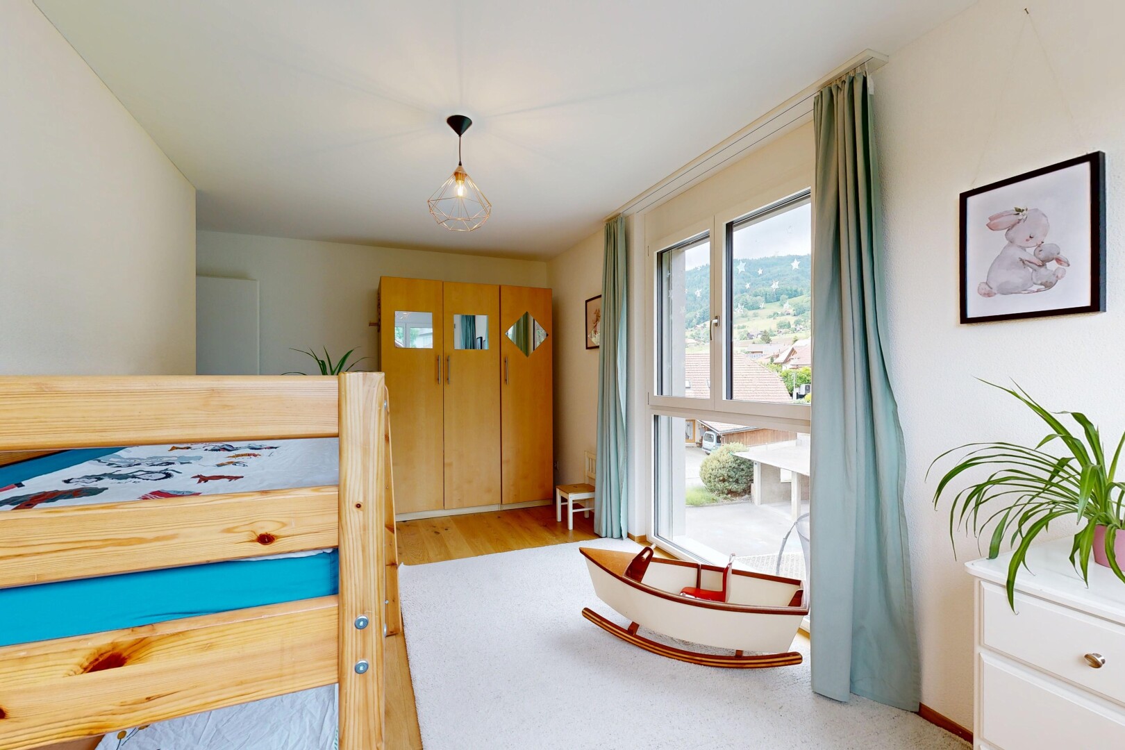 zimmer / schlafzimmer mit gipskartonwand, drywall, inside property, light floor, und natürliches licht