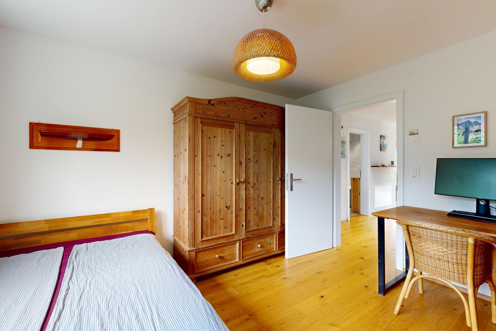 zimmer / schlafzimmer mit gipskartonwand, drywall, holzfußboden, wood finish floor, und inside property