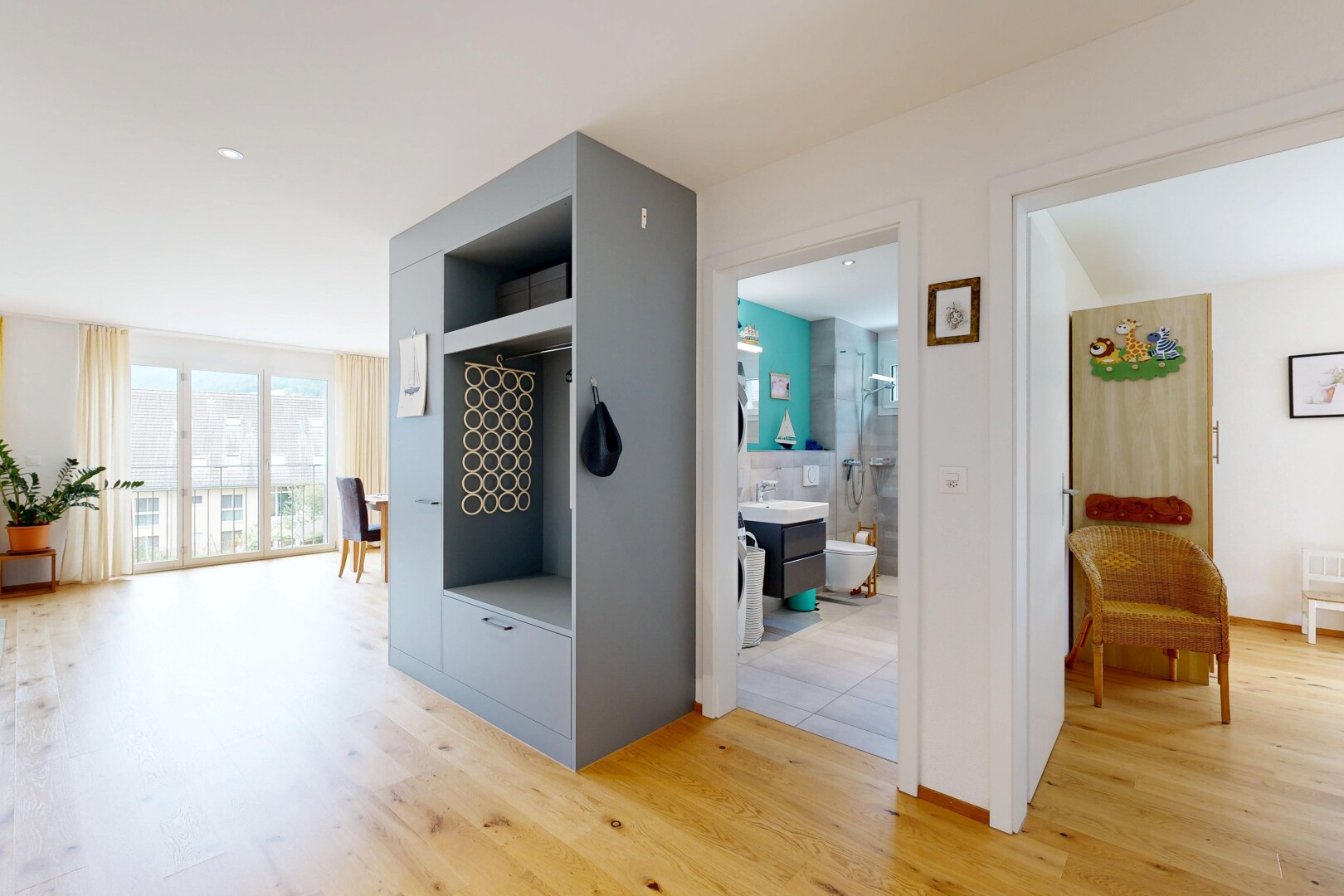 wohnzimmer mit wood finish floor, holzfußboden, drywall, gipskartonwand, und inside property