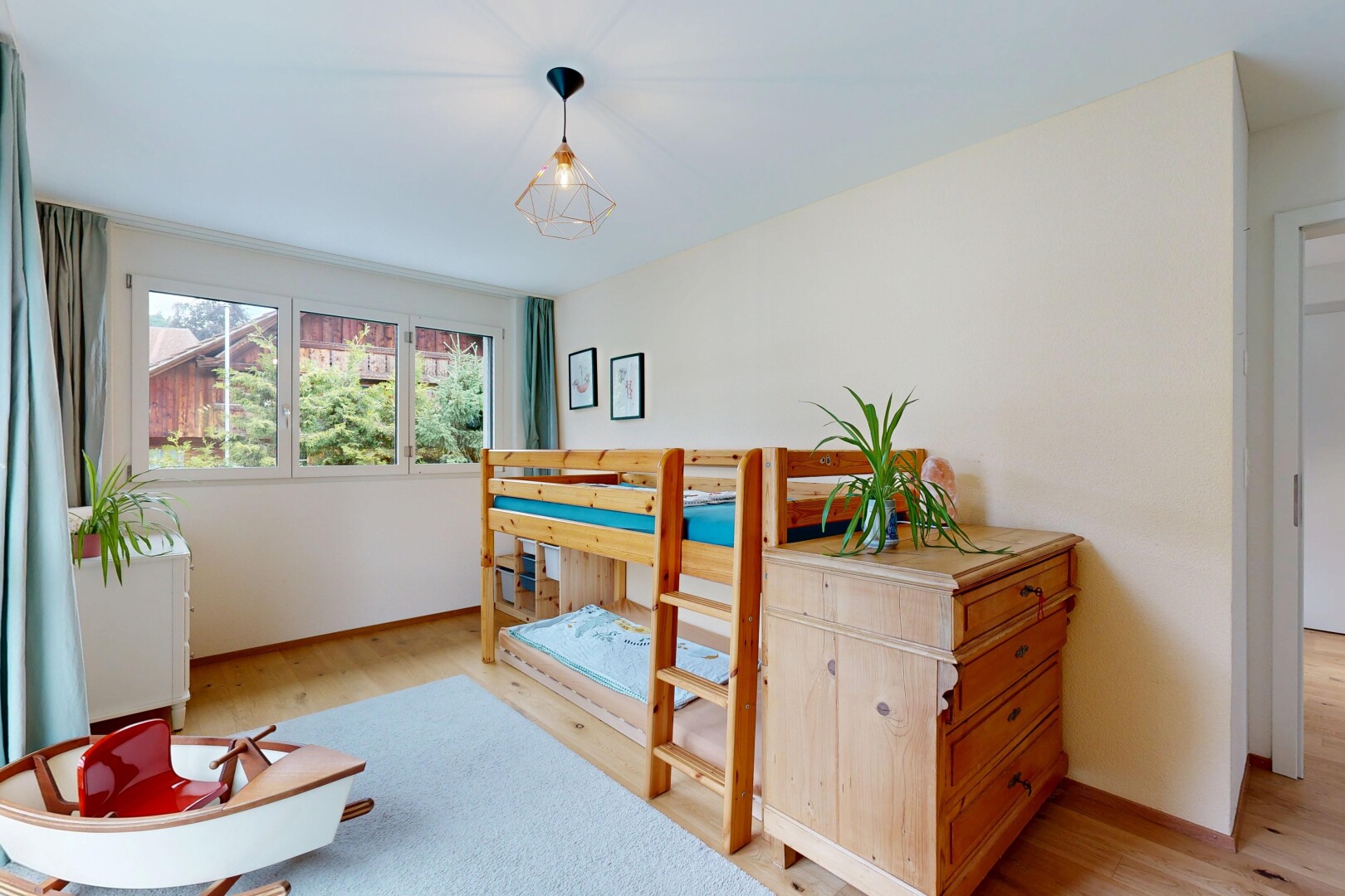 zimmer / schlafzimmer mit holzfußboden, wood finish floor, light floor, inside property, und gipskartonwand
