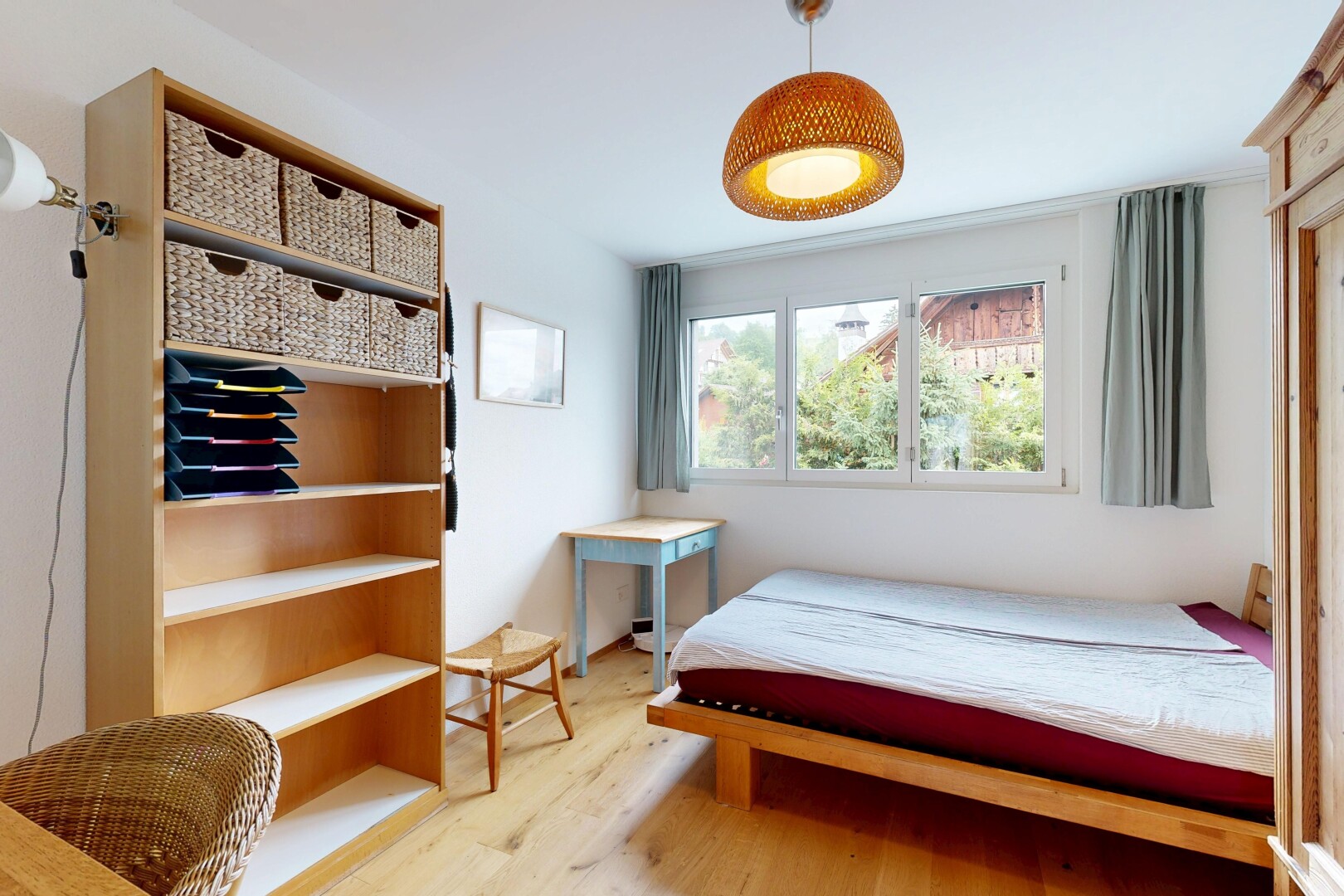 zimmer / schlafzimmer mit holzfußboden, wood finish floor, gipskartonwand, drywall, und inside property