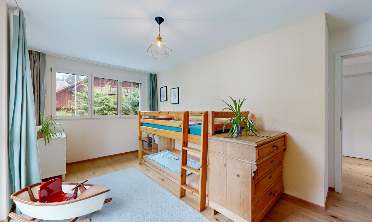 zimmer / schlafzimmer mit holzfußboden, wood finish floor, light floor, inside property, und gipskartonwand