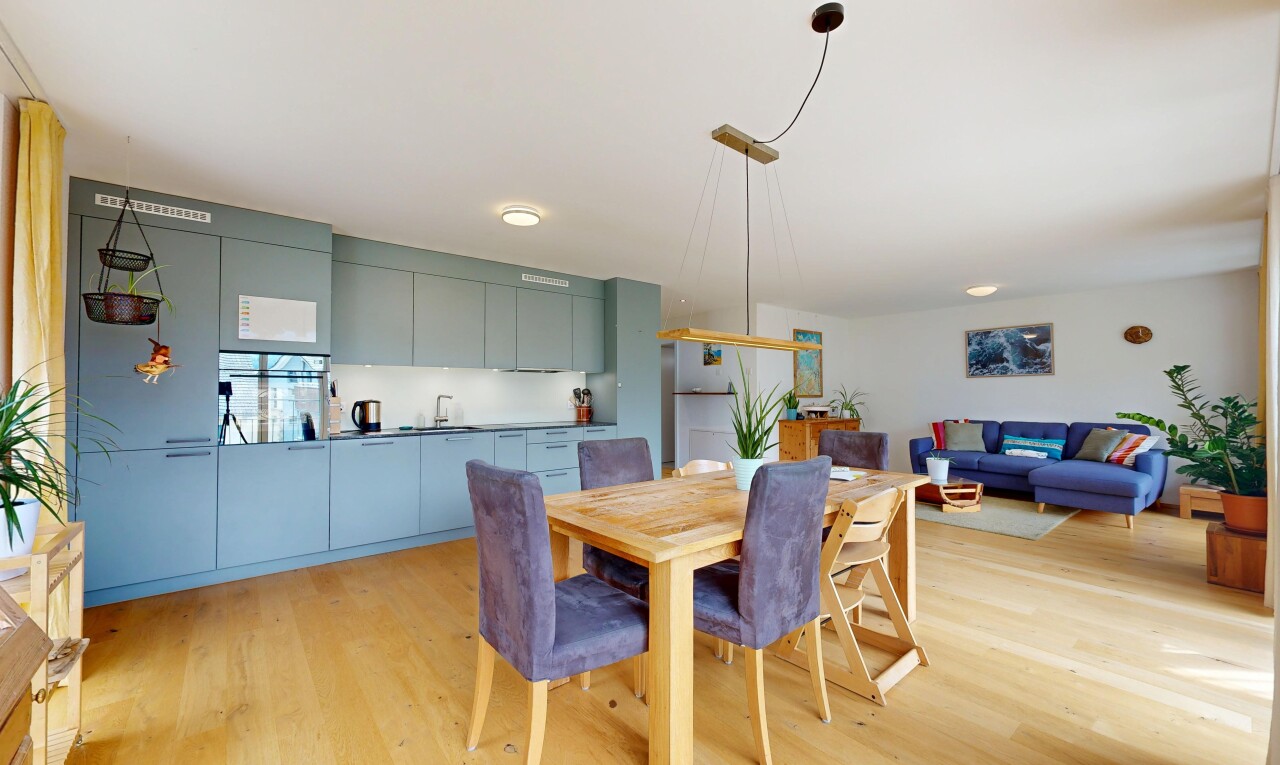 wohn- / esszimmer mit inside property, holzfußboden, wood finish floor, light floor, und gipskartonwand