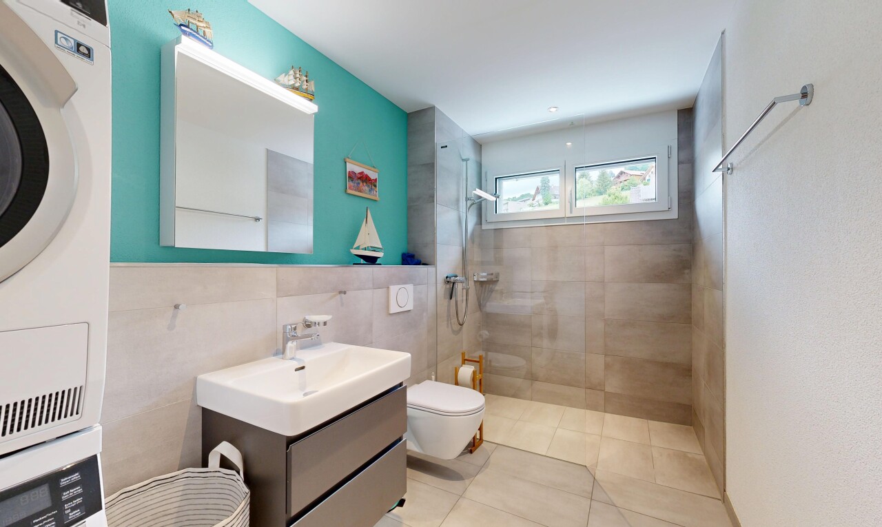 bad mit spiegel, dusche, komplettes badezimmer, schminktisch, und inside property