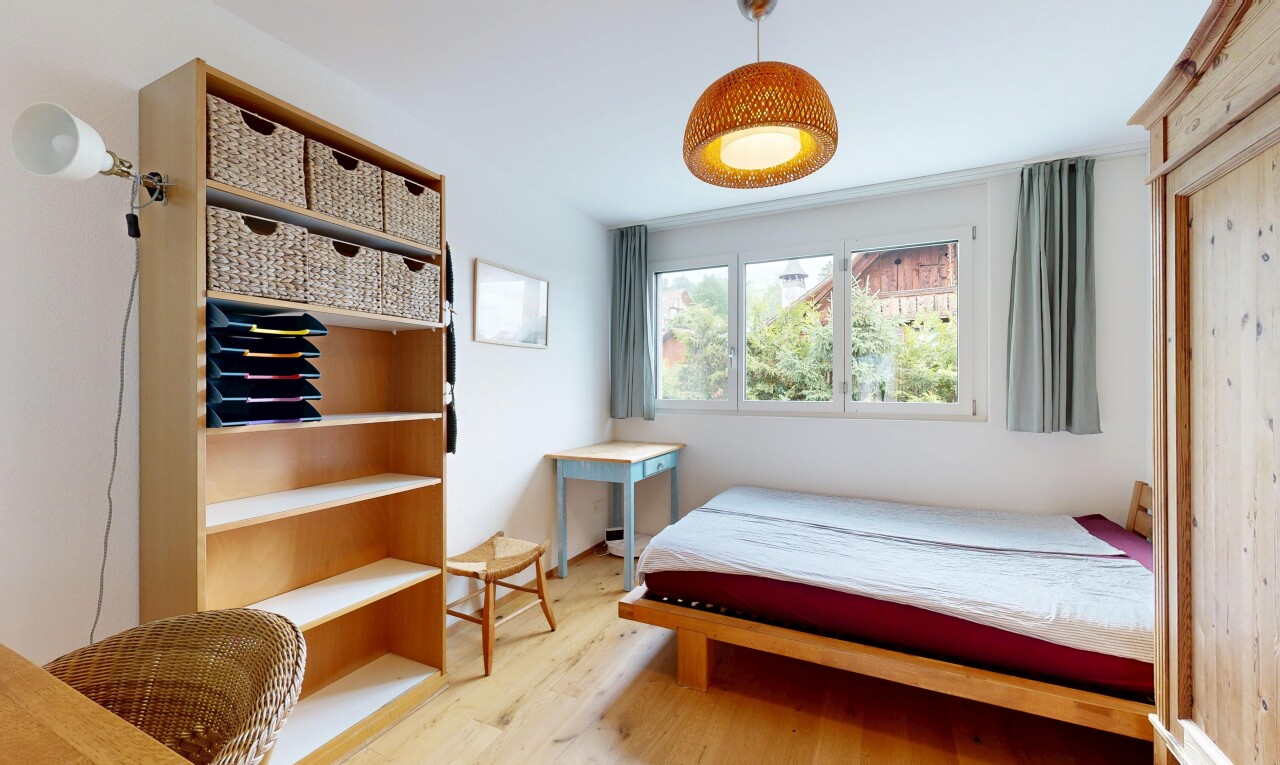zimmer / schlafzimmer mit holzfußboden, wood finish floor, gipskartonwand, drywall, und inside property