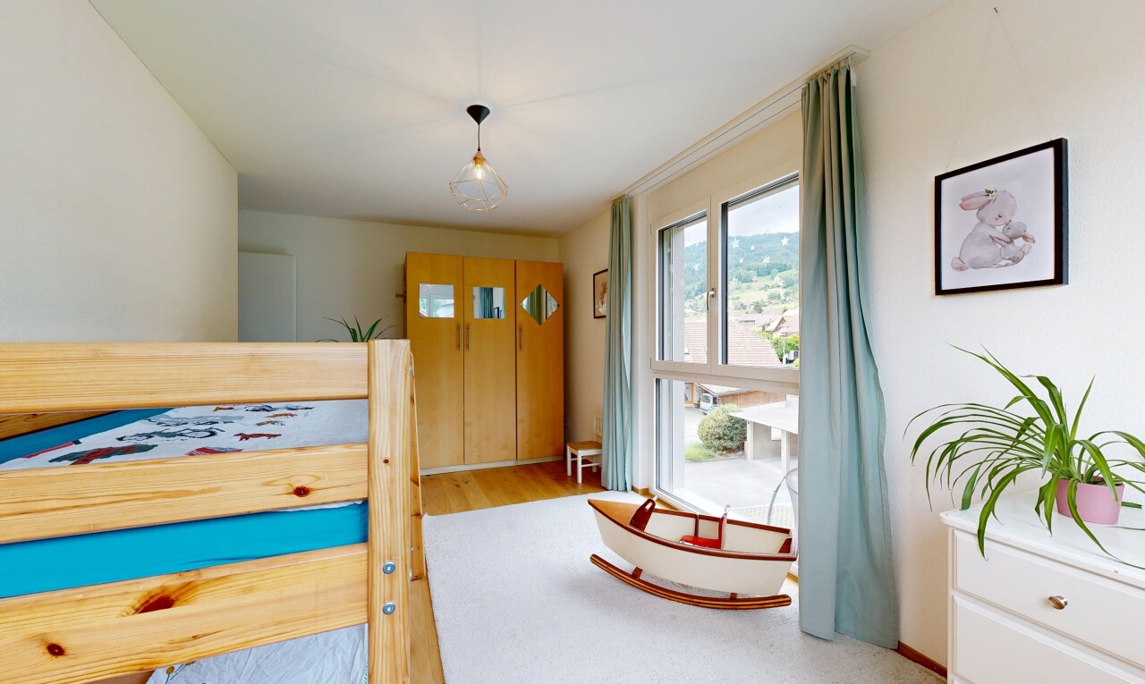 zimmer / schlafzimmer mit gipskartonwand, drywall, inside property, light floor, und natürliches licht
