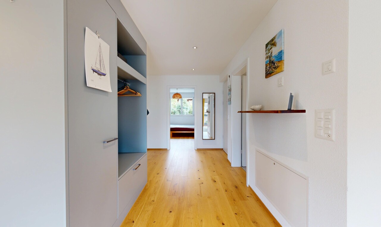 halle / korridor mit holzfußboden, wood finish floor, gipskartonwand, drywall, und inside property