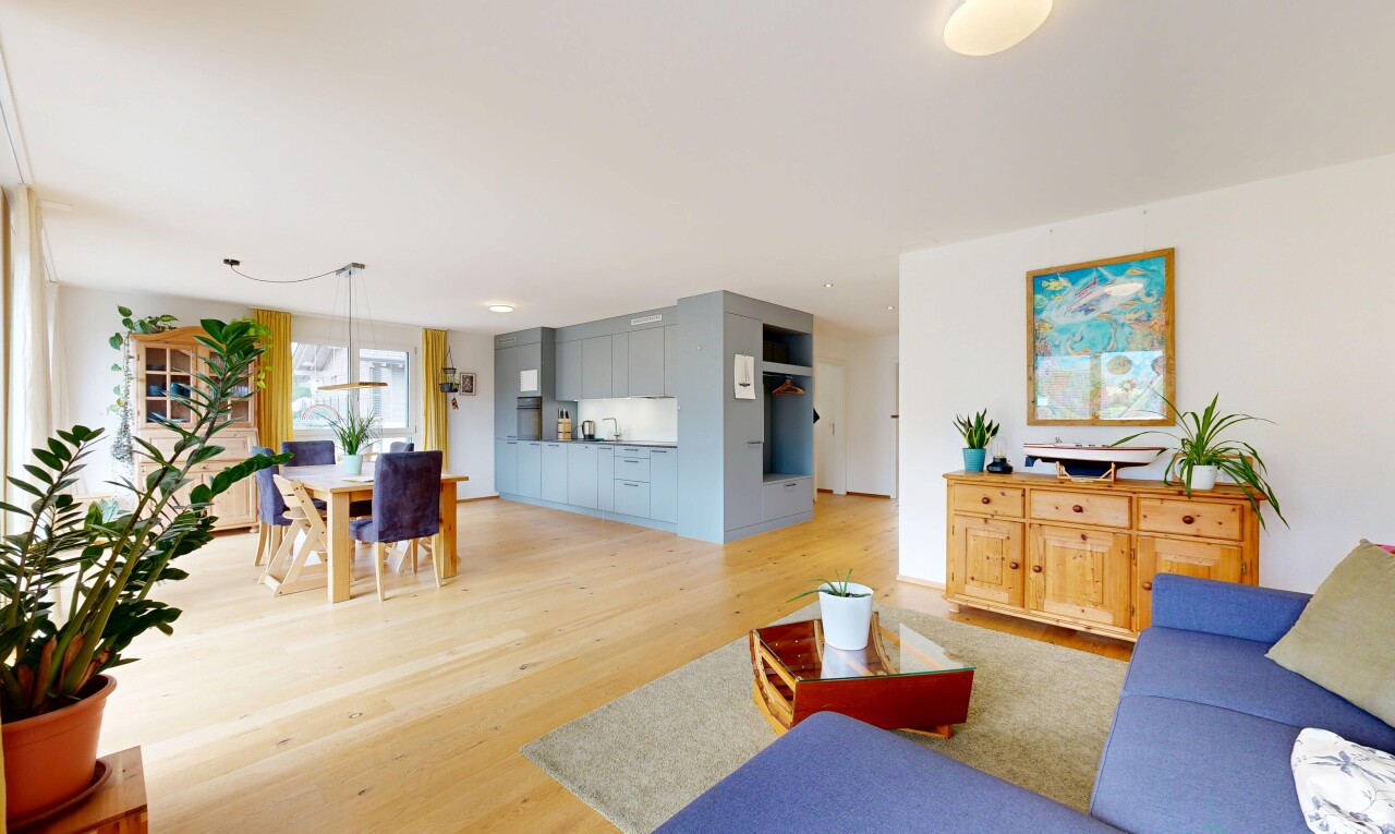 wohn- / esszimmer mit holzfußboden, wood finish floor, natürliches licht, natural light, und inside property