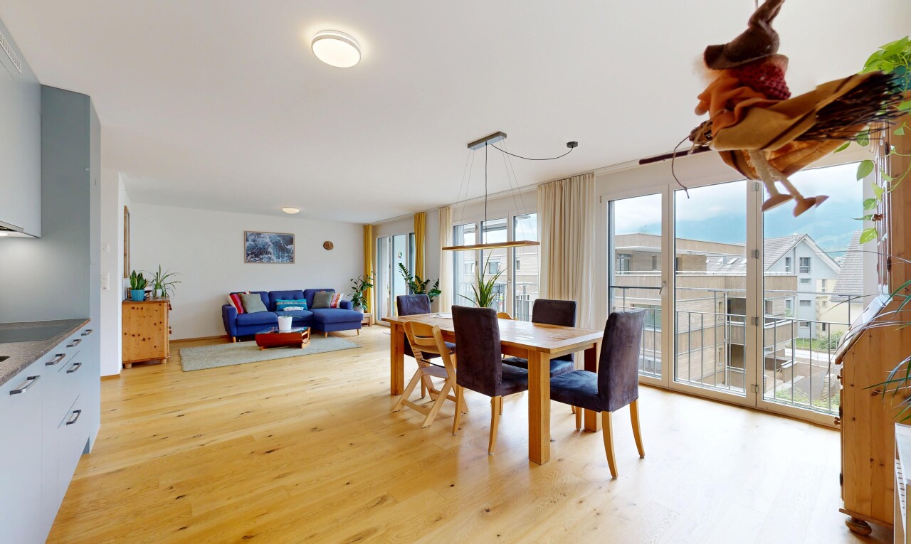 wohn- / esszimmer mit wood finish floor, holzfußboden, inside property, drywall, und gipskartonwand