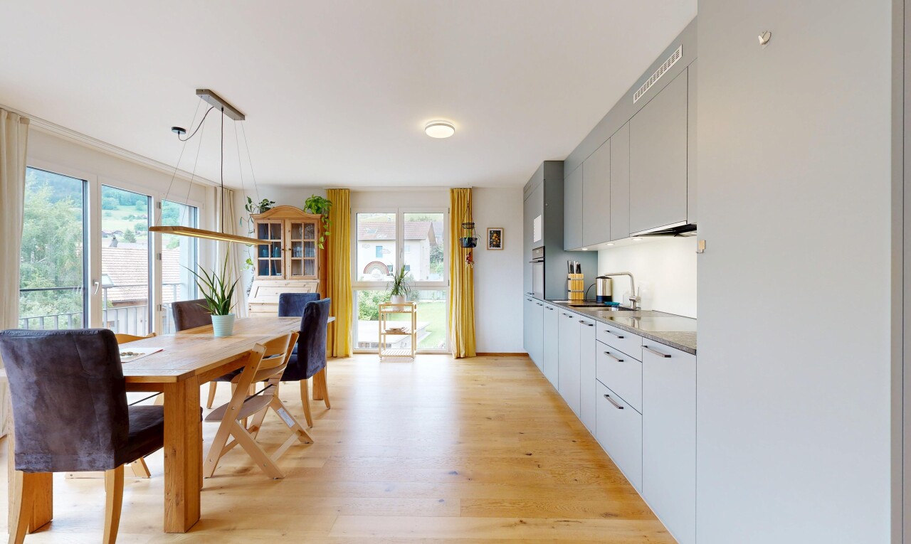 küche mit light floor, wood finish floor, holzfußboden, inside property, und light countertops