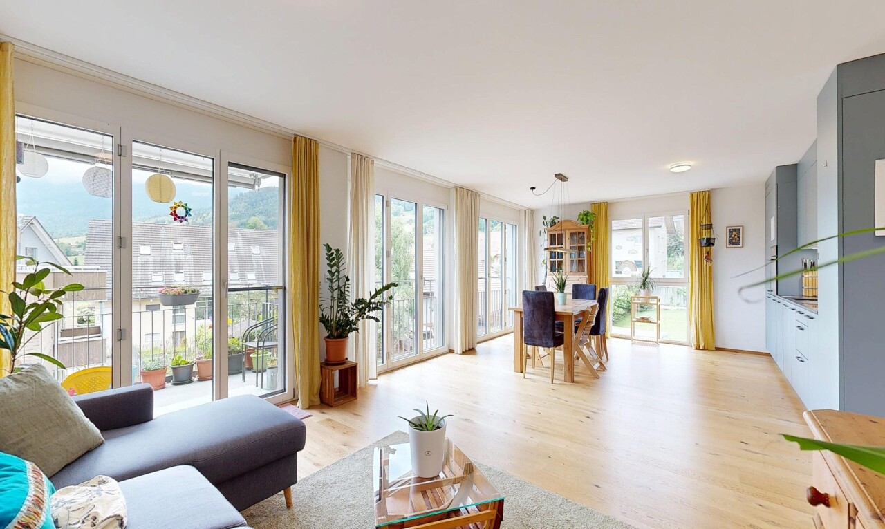wohn- / esszimmer mit holzfußboden, wood finish floor, inside property, natürliches licht, und natural light