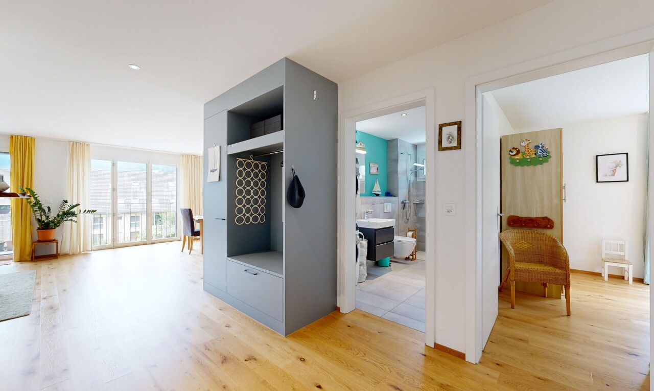 wohnzimmer mit wood finish floor, holzfußboden, drywall, gipskartonwand, und inside property