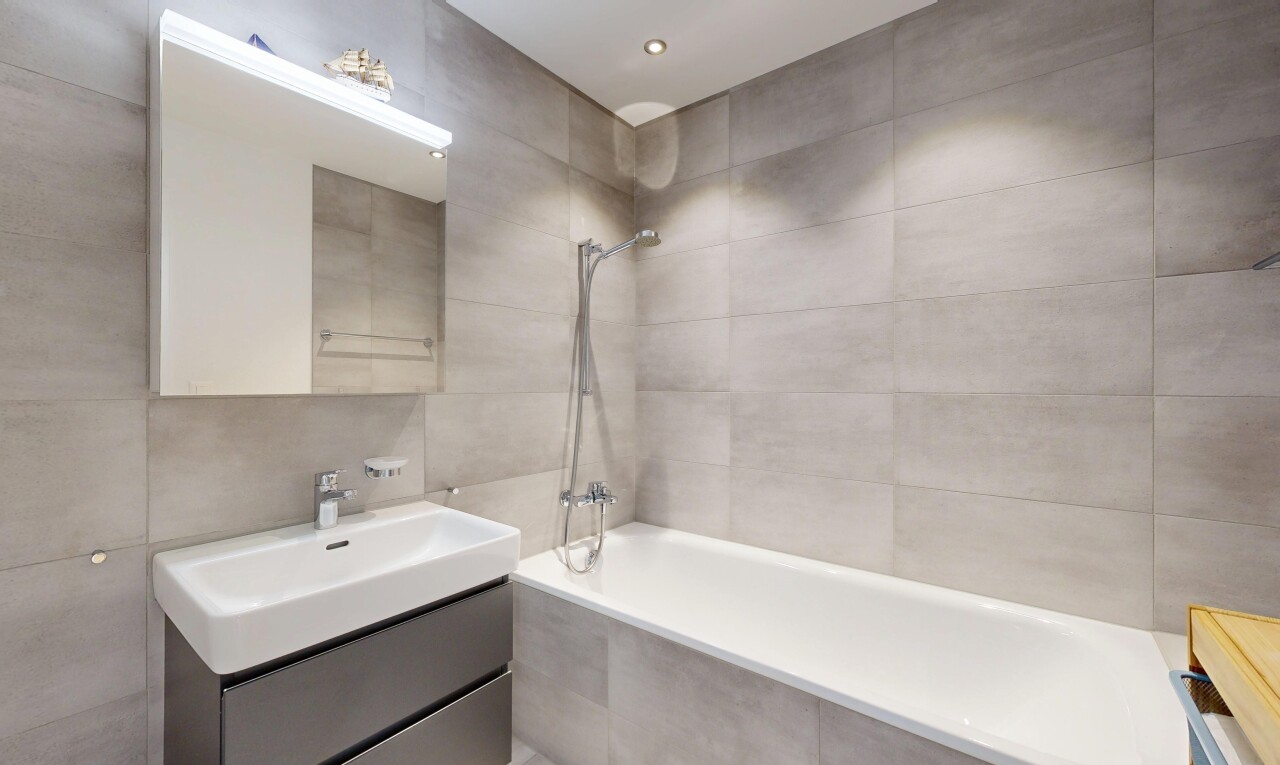 bad mit fliesenwand, tile wall, spiegel, schminktisch, und inside property