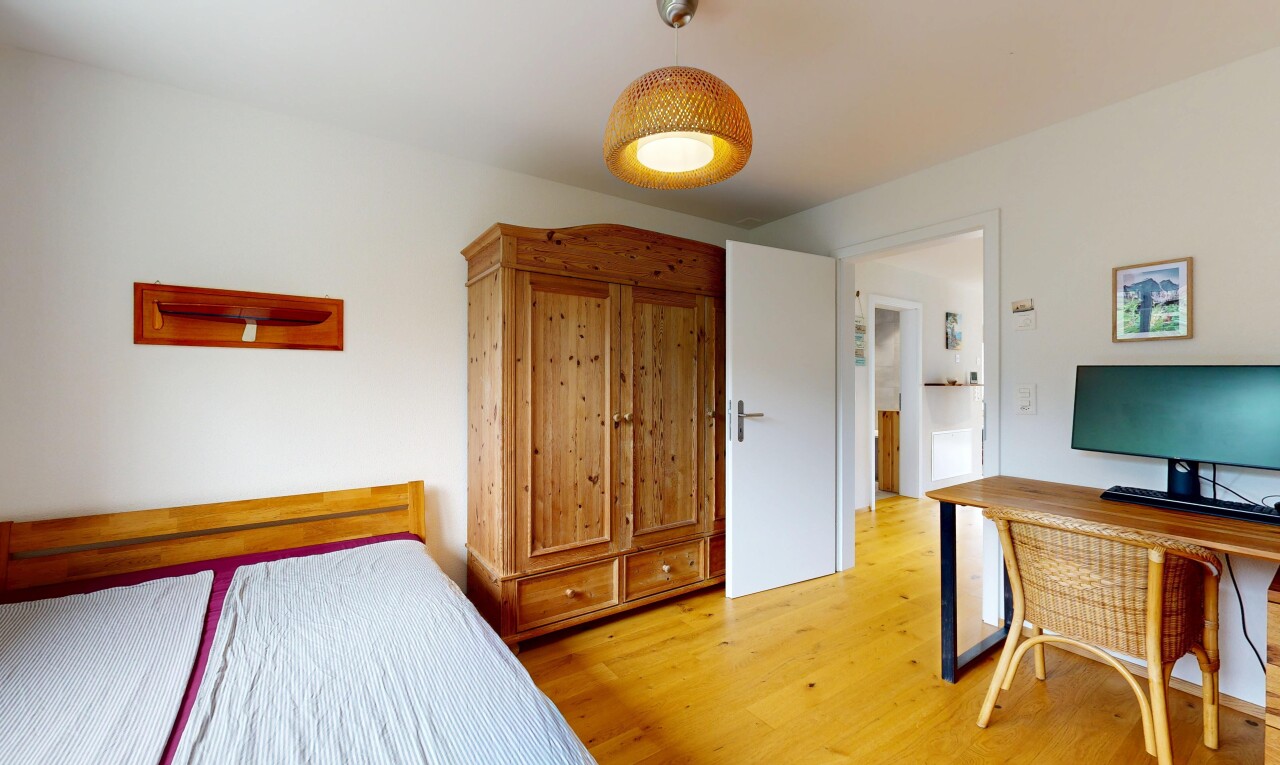 zimmer / schlafzimmer mit gipskartonwand, drywall, holzfußboden, wood finish floor, und inside property