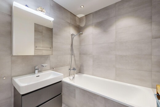 bad mit fliesenwand, tile wall, spiegel, schminktisch, und inside property